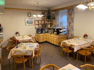 Frühstücksraum in der Pension Alt-Strassgang